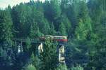 Stubaitalbahn__Zug auf der Mutterer Brücke (Mühlgrabenviadukt).Aus der Eichhörnchenperspektive...__18-08-1973