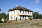 Aufnahmsgebäude des ehemaliger Bahnhof Rechnitz der Pinkatalbahn am 11.September 2024. - Der Betrieb wurde Mitte November 2011 eingestellt und im Frühjahr 2013 der Streckenabschnitt Oberwart–Rechnitz stillgelegt. Bis Jänner 2021 wurden dann die Gleise abgetragen.