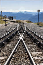 Die Zahnstangen macht die Geometrie der  Y  Weiche im Bahnhof Schafbergspitze noch dynamischer im Bild .