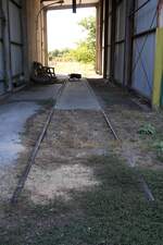 Die letzten Gleise im ehemaligen Bahnhof Rechnitz der Pinkatalbahn liegen am 11.September 2024 in einem der beiden Lagerhäuser.