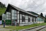 Der historische Lokschuppen und sein moderner Anbau im Bahnhof Übelbach während der 100-Jahr-Feier der Strecke Peggau-Übelbach, 04.08.2019