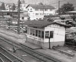 Stellwerk 1 der ÖBB in Bludenz am 01.07.1974; kurz vor dem Abriss. Scan-Ausschnitt (Bild 90171bew.) (Kodak Plus X Pan).