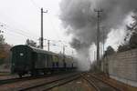 Der, von der LOKTM 52.4984 gezogene, SR 17678 (Wien Meidling - Waldmühle Lst.) verlässt am 07.Dezember 2019 den Bahnhof Liesing.