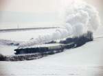 Die 52.7612 mit dem Sonderzug nach Ernstbrunn. 
Hetzmannsdorf, 23.1.2010