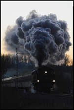 Eurovapor 77 250 mit dem GleisGlück-Sonderzug am 28.12.2025 bei Km 3,2 nahe Zeuzleben auf der Werntalbahn. Am Zugschluss hing die Dampflok 52 7409 (DGEG).