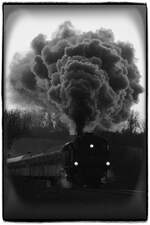 Eurovapor 77 250 mit dem GleisGlück-Sonderzug am 28.12.2025 auf der Werntalbahn bei Km 3,2 nahe Zeuzleben. Am Zugschluss hing die Dampflok 52 7409 (DGEG). HINWEIS: Ein Fahrleitungsmast und die dazugehörige Leitung wurden digital entfernt.