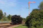 Nachdem die 93.1332 am Nachmittag des 30.8.2026 mit ihrem Personenzug in Weizelsdorf angekommen ist, passiert sie das ehemalige Ausfahrsignal auf ihrem Weg ins Heizhaus.