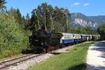 Am Weg von Ferlach nach Weizelsdorf rollt am 30.8.2026 die 93.1332 der Nostalgiebahnen in K�rnten mit ihrem Personenzug in Richtung ihres Zieles hier kurz vor dem ehemaligen Bahnhof Unterbergen.