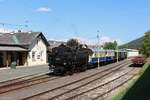 Im Bahnhof Ferlach steht am 30.8.2026 die 93.1332 mit ihrem Personenzug und wartet auf die Abfahrt nach Weizelsdorf.
Hier endet die  Ferlacherbahn , die im Besitz der Nostalgiebahnen in K�rnten ist. Die Oberleitung f�hrt bis zum Historama und wird regelm��ig von nostalgischen Stra�enbahnen ben�tzt.