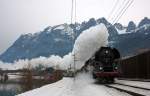 Mit dem Titel  Winterdampf durch die Alpen  verkehrte am 8. Januar 2011 ein Dampf-Sonderzug mit der 01 1533-7 von Augsburg ber Salzburg nach Wrgl. Die Aufnahme zeigt den Zug am Salzachufer bei Werfen.
