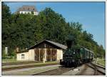 671 mit ihrem SPz 8519 von Premstätten-Tobelbad nach Wies bei der Einfahrt in den Zugendbahnhof Wies-Eibiswald am 15.8.2007. Im Hintergrund ist Schloß Burgstall zu sehen. 1240 wird die  wehrhafte Feste Burgstall , die ab 1470 im Besitz der Herren von Eibiswald war, erstmals urkundlich erwähnt. 1590 wird das Renaissance-Schloss Burgstall in seiner heutigen Form errichtet. Heute beherbergt das Schloß eine landwirtschaftliche Hauswirtschaftsschule