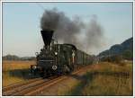  Sie dampft und dampft und dampft, und das mit ihren 147 Jahren. 671 der GKB am 22.9.2007 bei der Rückfahrt von Radkersburg nach Graz als Sonderzug 16602 nächst Wildon aufgenommen. Endlich ist die Lokmannschaft draufgekommen, wie man für spezielle Fotografen *gg* schönen Rauch zusammen bringt. Ca. 1 Kilometer vor der Fotostelle ordentlich nachlegen, und dann den Regler schließen. Danke an die Lokmannschaft, allen voran DZ und KH für diese wirklich wunderbare Rauchfahne.