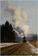 Dampflok 671 der Gkb fhrt mit dem SPZ 8519 von Graz Kflacherbahnhof nach Wies Eibiswald.
Gussendorf 5.2.2012

