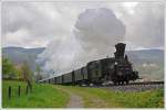 Mit acht Spanten und 400 Fahrgästen nimmt 671 am 21.4.2012 mit ihrem Spz 8521 von Lieboch nach Wies-Eibiswald die Leibenfelder Höhe in Angriff. Im Hintergrund ist die Burg Deutschlandsberg zu sehen. Ich hätte mir an dieser Stelle mehr Regen gewünscht. (21.4.2012)