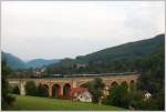 310 23 und 1040 01 befahren am 18. September 2011 bei der Rckfahrt von Mrzzuschlag nach Wien Meidling den Schwarzatal-Viadukt in Payerbach. Leider war die Sonne wieder weg...