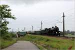 Bei leichten Regenfllen hat die 310 23 als Zug SR14761 (Sigmundsherberg-Wien/Heiligenstadt) soeben die Brcke ber die B9 bei Ziersdorf berquert. 9.6.12