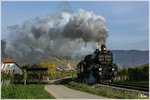 Die Strasshofer Dampflok 310.23 fährt mit dem SDZ 17264 von Wien Heiligenstadt nach Krems an der Donau, photographiert in Joching mit der Kirche von Weißenkirchen im Hintergrund.