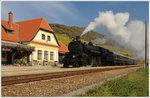 310.23 mit dem Sonderzug 17264 von Wien nach Spitz in der Wachau am 28.10.2016 beim Halt in Weißenkirchen i.d.