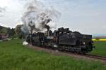 Auf der Fahrt zum Oldtimer Treffen in Ernstbrunn verlassen 17c372 und 52 100 die Haltestelle in Mollmannsdorf und dampfen der Steigung des Mollmannsdorfer Berges entgegen. Das Foto entstand am 01.Mai 2011.