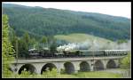 Sdz 16246 bei der Rckfahrt nach Wien vom Dampflokdreffen in Mrzzuschlag am 11.6.2006 bei der Querung des Holzergraben-Viaduktes auf der Semmering Sdrampe kurz nach Spital am Semmering. Dieses Viadukt ist 81,5 Meter lang und 13 Meter hoch, hat sieben Bgen und ist das erste grere Bauwerk der Semmeringbahn von Sden aus gesehen.