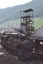 197.301 der Erzbergbahn steht im August 1975 vor der Bekohlungsanlage im Heizhaus Vordernberg