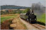 R 16002 von Wien nach Ernstbrunn, ab Korneuburg mit der ehemaligen Wiener Stadtbahnlok 30.33 bespannt, am 27.9.2009 auf der Landesbahn zwischen Korneuburg und Ernstbrunn kurz nach der ehemaligen Haltestelle Karnabrunn aufgenommen. (Ein Auto, welches uns kurz bevor der Zug kam, inkl. der beiden Typen, die uns nach ihrem Foto ins Bild gelatscht sind, entfernt und im Zuge dessen geleich die Schilder bei der Eisenbahnkreuzung und einen LKW im Hintergrund elliminiert.)