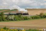 Die Dampfloks 30.33 und 93.1420 mit ihrem Zug zum Oldtimertreffen nach Ernstbrunn, kurz nach Hetzmannsdorf. (05.05.2013)