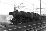 Während eines heftigen Schneeregenschauers verläßt ÖBB 52.3555 Anfang April 1975 mit einem Güterzug nach Linz den oberösterreichischen Grenzbahnhof Summerau. Stromleitung und Masten weisen darauf hin, dass die Aufnahme des elektrischen Betriebes und damit die Ablösung der Dampflokokomotiven kurz bevorsteht...