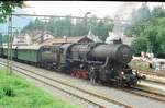 30. August 1992, Am Bahnhof Bad Aussee begegneten wir dieser Sonderfahrt mit der Lokomotive 52.1198 der ÖGEG. Sie hat sich die Verschnaufpause  nach der Bergfahrt verdient.