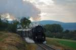 BR 52.4984  Eberhard  hat soeben den Mollmannsdorfer Berg erklommen und dampft weiter nach Ernstbrunn. Die Aufnahme ist am 11.10.2009 entstanden.