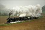 Die beiden Dampfloks 52.100 & 52.4984 fahren als SREX 16170 von Korneuburg nach Ernstbrunn zum 3.Oldtimertreffen. 
Hetzmannsdorf 2.5.2010