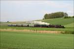 Die beiden Dampfloks 52.4984 + 52.100 fahren als SREX 16173 von Ernstbrunn nach Korneuburg.Anlass fr diese Fahrt war das Oldtimertreffen in Ernstbrunn.
Naglern 2.5.2010