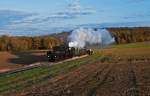 Saisonfilale des  NostalgieExpress Leiser Berge   am 26.10.2010. BR 52 100 hat mit REX 7399 Ernstbrunn verlassen und wirft ihren Schatten im letzten Sonnenlicht. Die Aufnahme entsnand bei Naglern.