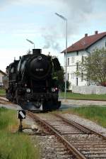 Vor kurzem in Ernstbrunn angekommen zieht die 52.100 vor, um ihren Personenzug bestehend aus 9 Zweiachsern zu umfahren.