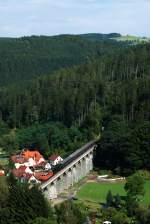 Im Rahmen der IGE-Sonderfahrt durch sterreich wurde auch die Wechselstrecke befahren. Auf dem Foto zieht 2143.21 (WLB) die 52.100 und den SE 17200 (Teil 2 des Sonderzuges) nchst Aspang.