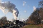 52.4984 des  Verband der Eisenbahn Akademiker  fhrt am 09.12.2012 mit einem Rbenzug aus dem Bf. Mistelbach LB. 

