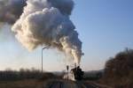 Mit Gedse fahren NLB 93.1420 als Vorspann der VdEA 52.4984 am 09.12.2012 mit einem Rbenzug in den Bf. Dobermannsdorf ein.