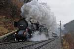 Die 52.4984 gemeinsam mit der 1040.01 fuhren am 06.01.2013 mit dem SR 14221 (Wf-Mz) bei strmenden Regen bei Schlglmhl vorbei, und werden in krze die Semmering Nordrampe bezwingen.