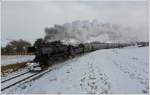 Die Strasshofer Dampflok 52.100, dampft mit dem Majestic Imperator, als Sonderzug 14370 von Korneuburg nach Ernstbrunn durch das winterliche Weinviertel. Wetzleinsdorf 17.2.2013