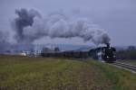 Normaler Weise fahren die Dampfzüge auf der Landesbahn immer mit dem Kamin voraus nach Ernstbrunn. Am Nationalfeiertag bot sich die einzigartige Gelegenheit, die 52.100 mit der Kamin voraus in Richtung Korneuburg festzuhalten. Das Bild zeigt den Zug im allerletzten Licht kurz nach der Abfahrt aus Ernstbrunn; im Hintergrund ist das Kalkwerk zu sehen, das bis vor kurzem ein wichtiger Bahnkunde war. (26.10.2014)