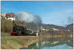 657.2770 + 1141.21 fahren mit einem Sonderzug von Ampflwang nach Admont, hier zu sehen am Ennsufer bei Kleinreifling.