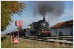 ÖGEG 657.2770 mit ihrem SLGAG 93876 von Braunau nach Friedburg am 19.10.2013 im Zielbahnhof aufgenommen.