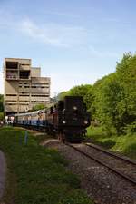 Der Zug mit der Kohlekasten voraus fahrenden 77.28 verlässt gerade das derzeitige Streckenende Waldmühle.
