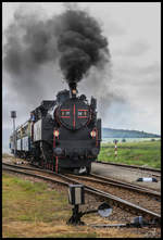 Die ÖGEG Dampflok 77.28 fährt mit dem NÖVOG Zug P16980 von Retz nach Drosendorf.