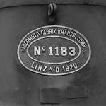 Herstellerschild an der Dampflokomotive 77.28 (BBÖ 629.43). (Lokpark Ampflwang, August 2020)
