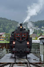 Die Dampflokomotive 77.28 aus dem Jahr 1928 wird auf der Drehscheibe des Lokparks Ampflwang präsentiert. (August 2020)