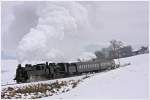 Die 77.28 als Vorspann mit der 638.1301 als IGE Dampfsonderzug ber den Hausruck haben soeben den ehem. Bhf Eberschwang durchfahren. Die 657.2770 leistet Nachschub.