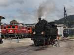 Die 77 028 am 31.05.2009 bei Pendelfahrten im Museumsgelnde in Ampflwang im Hintergrund ist die 1010 013 zu sehen. 