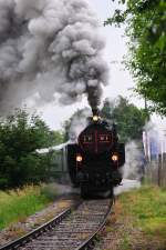 Dampflokomotive 7728 Baujahr 1920 der GEG vor einem Museumszug bei der Ausfahrt aus dem Bahnhof Timelkam nach Ampflwang am 11.06.11.