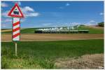 Achtung unbeschrankter Bahnübergang - ÖGEG 77.28 auf dem Weg von Garnitur Wien Praterstern nach Ernstbrunn, zum 7.Oldtimertreffen auf Strasse & Schiene. 
Naglern 4.5.2014